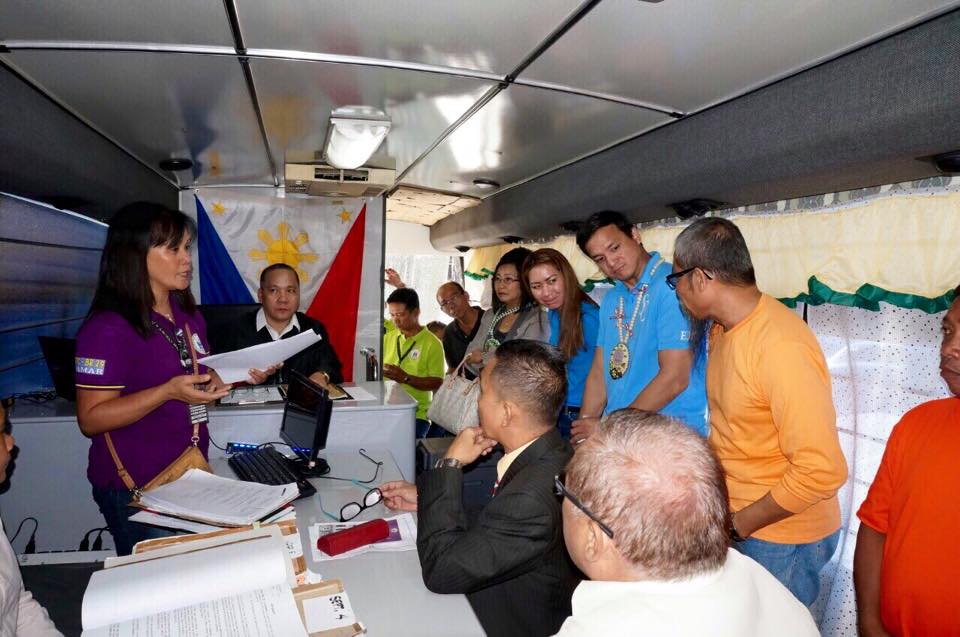 Samar Governor Sharee Ann Tan (3rd from right) talks to the accused (right) who was released from detention by the trial court inside the Justice on Wheels in Samar as Court Administrator Jose Midas Marquez (2nd from right) and Deputy Court Administrator Thelma Bahia (4th from right) look on.