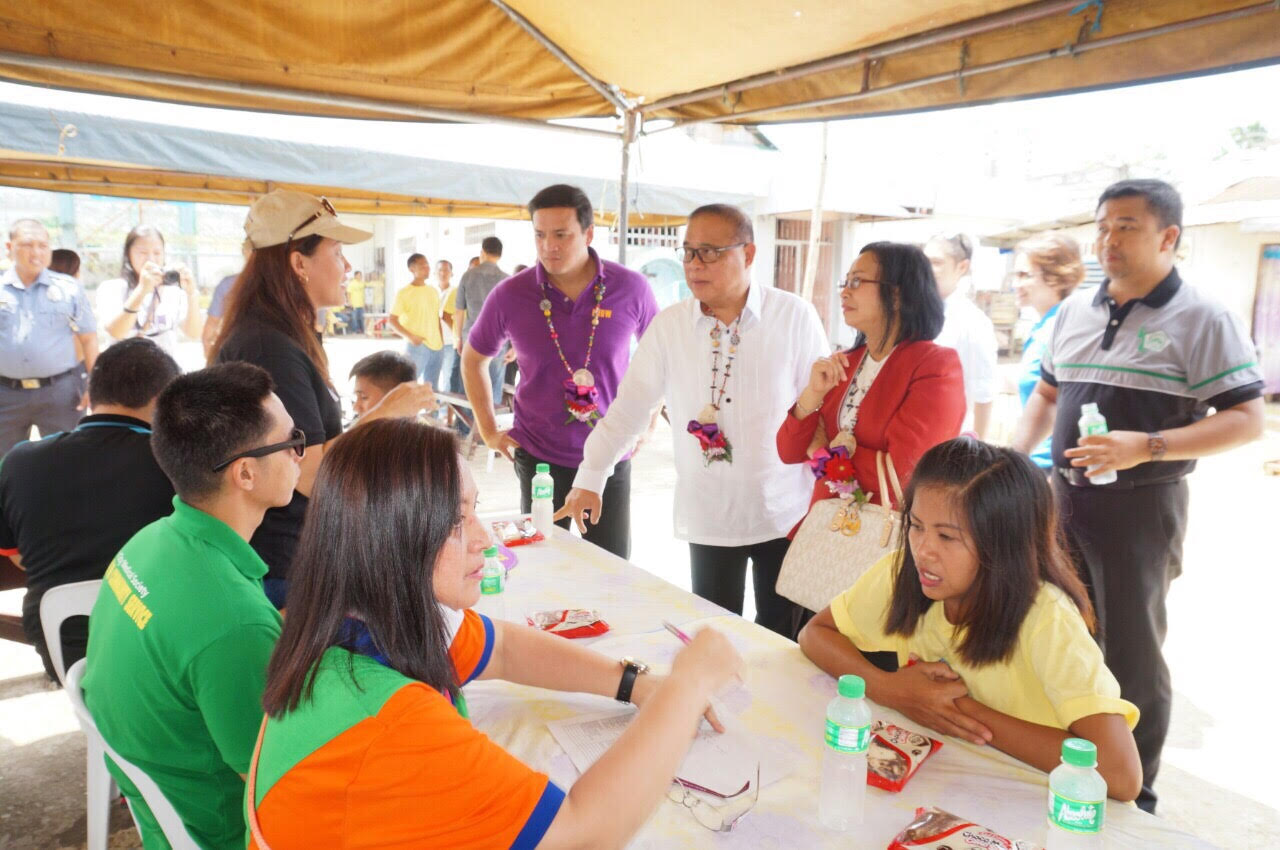 Court Administrator Jose Midas P. Marquez, Supreme Court Justice Mariano C. Del Castillo, and Deputy Court Administrator Thelma C. Bahia talk with doctor volunteers conducting medical assistance in the Ormoc City Jail during the Enhanced Justice on Wheels in Ormoc City. At least 28 detainees were released as of press time.