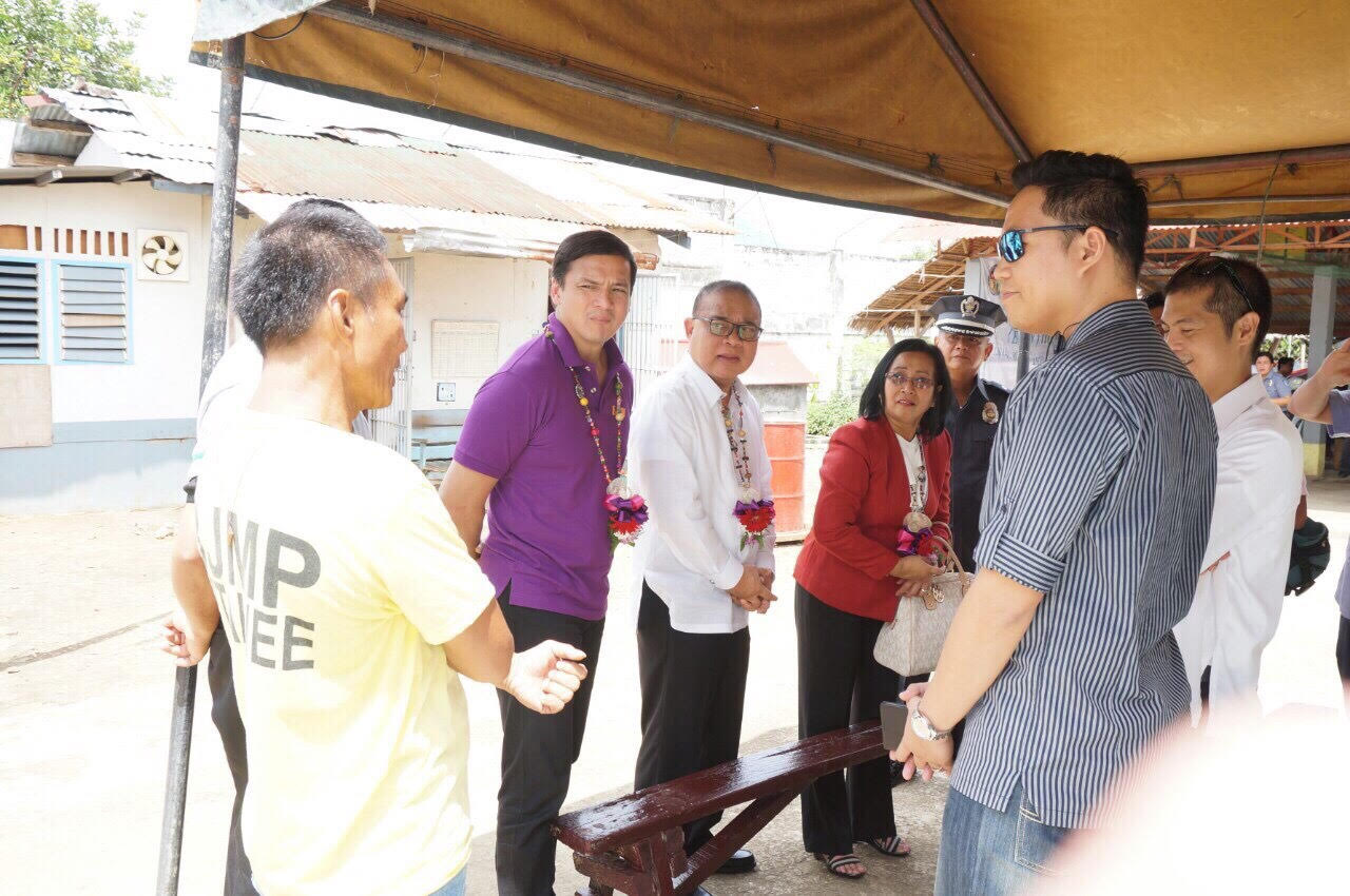Court Administrator Jose Midas P. Marquez, Supreme Court Justice Mariano C. Del Castillo, and Deputy Court Administrator Thelma C. Bahia talk with inmates of the Ormoc City Jail during the Enhanced Justice on Wheels in Ormoc City.